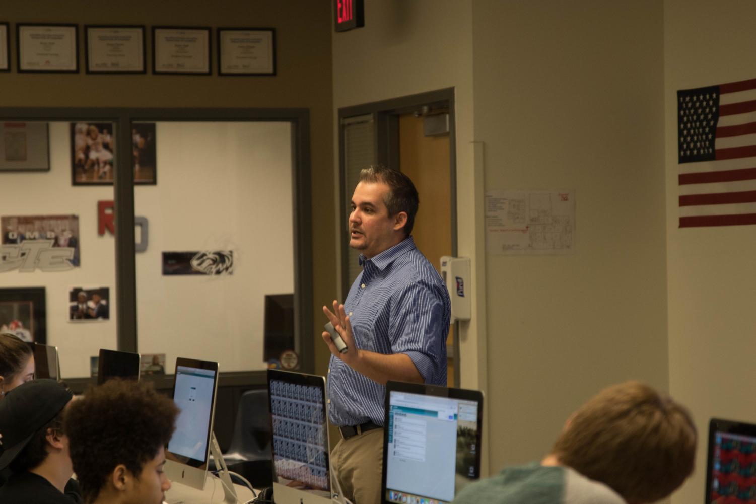 Journalism adviser Brian Taylor explains the do’s and dont’s of preview writing with his beginning digital communications students.